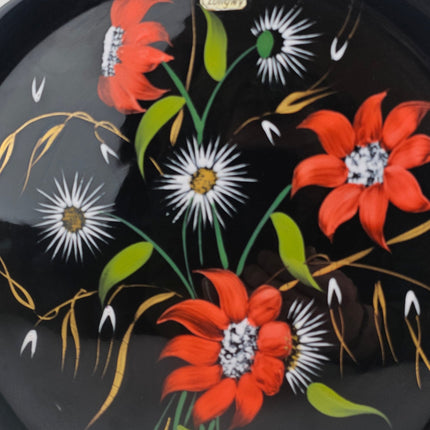 Plat en porcelaine désigné Valenti pour Longwy noir et à motifs fleuris