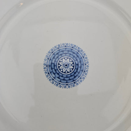 Lot 5 assiettes plates blanches en porcelaine aux motifs bleus Société Céramique Maestricht bord doré