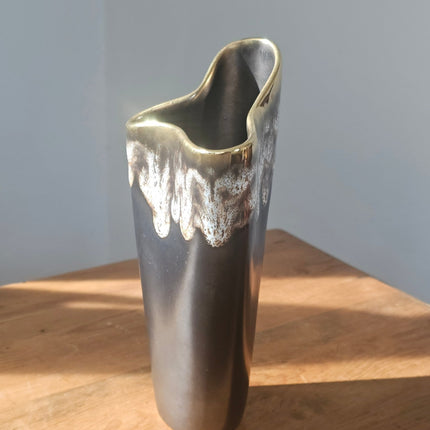 Vase with a gold rim