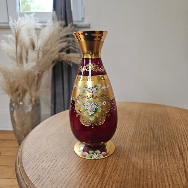 Murano vaas van rood en goudkleurig glas met een bloemenmotief.