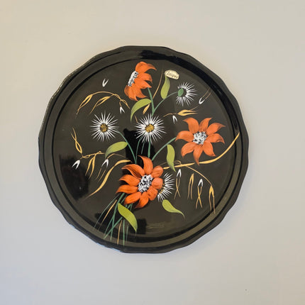 Plat en porcelaine désigné Valenti pour Longwy noir et à motifs fleuris