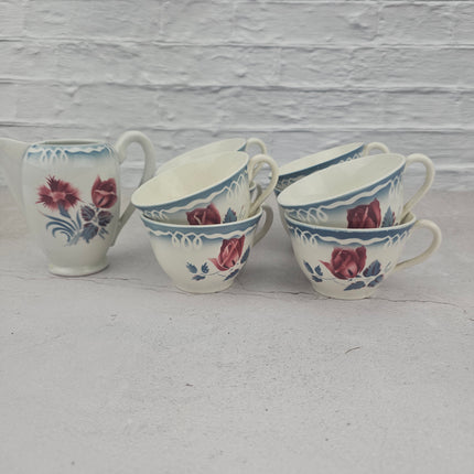 Lot de 8 tasses et pot-à-lait faïence blanche de Digoin Sarreguemines
