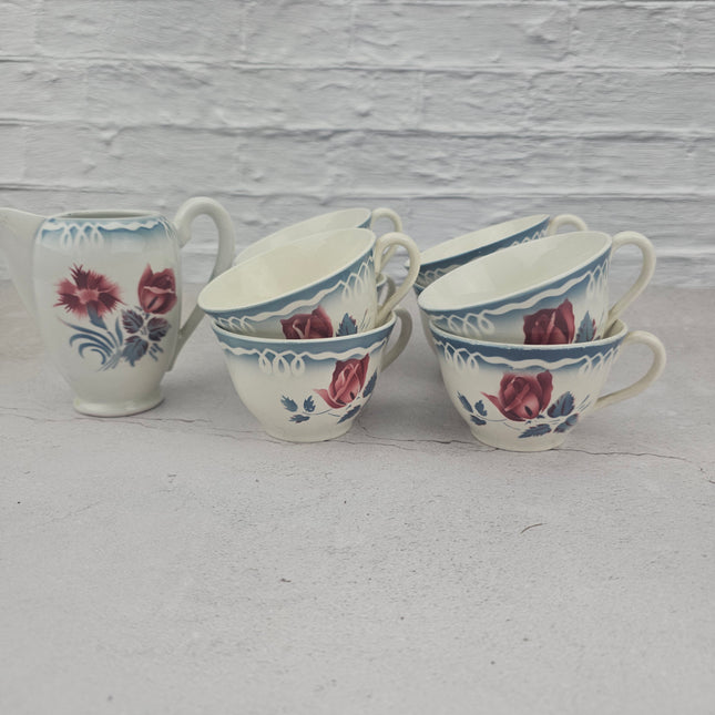 Lot de 8 tasses et pot-à-lait faïence blanche de Digoin Sarreguemines