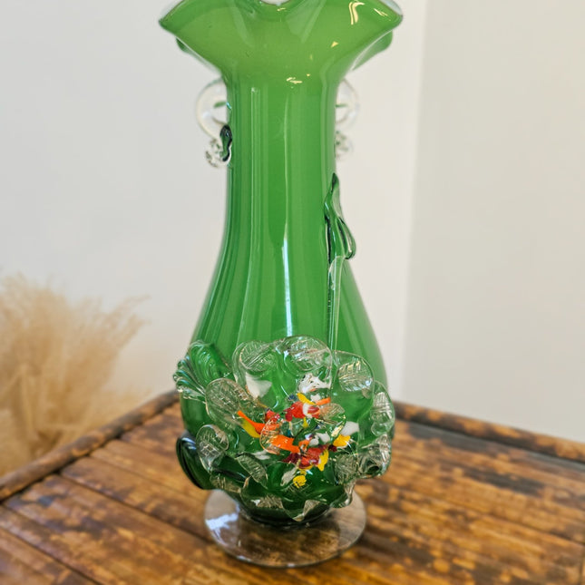 Groene vaas van geblazen glas met Murano-reliëfs