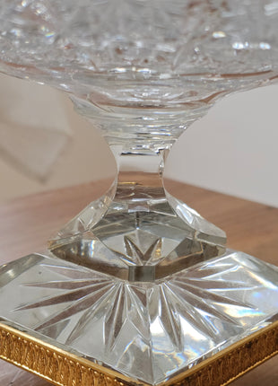 Coupe en cristal taillé sur socle laiton style Bohème