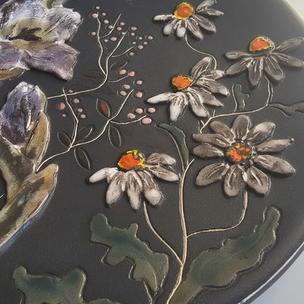 Assiette de décoration noire Ruscha Art Pottery Allemagne motif floral à la main