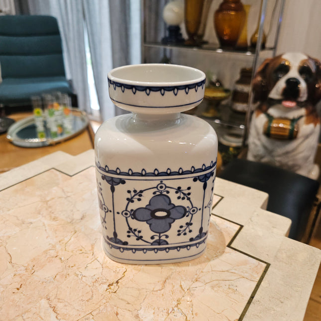Witte en blauwe porseleinen vaas