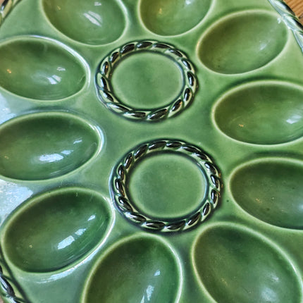 Plat à oeufs mimosa vintage en barbotine verte à relief - Années 60