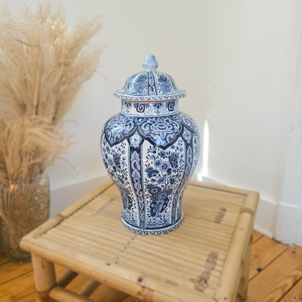 Grand vase couvert en faïence de Delft