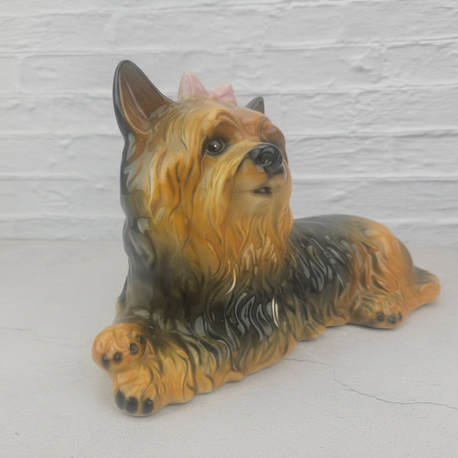 Chien Yorkshire allongé en céramique signé Made In Italy
