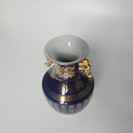 Vase chinois bleu et en porcelaine avec motifs dorés chinois