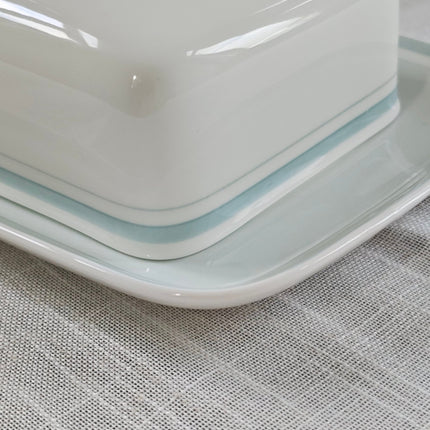 Beurrier Villeroy et Boch en porcelaine blanche avec ligne verte