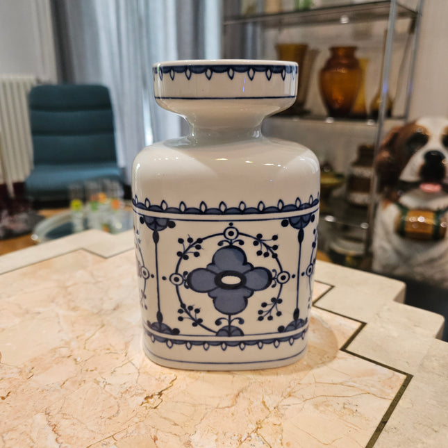 Witte en blauwe porseleinen vaas