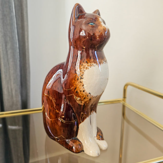 Grote bruine en beige keramische kattenfiguur met craquelé-effect.