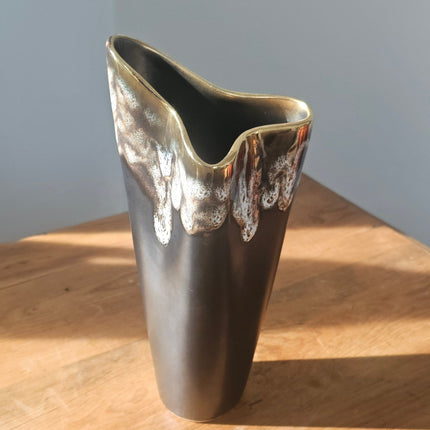 Vase with a gold rim