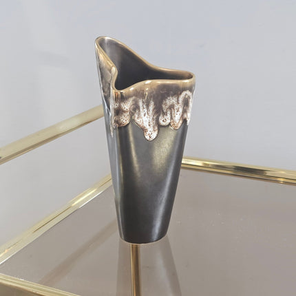 Vase with a gold rim