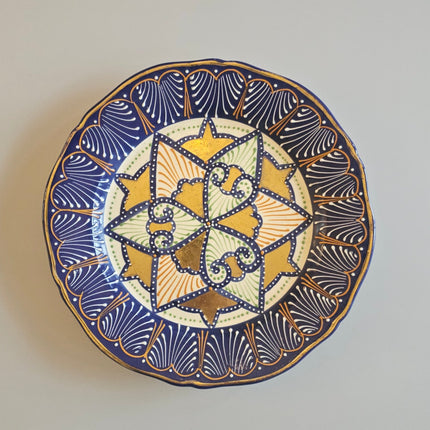 Assiette déco en faïence émaillée HB Quimper motifs ethniques 