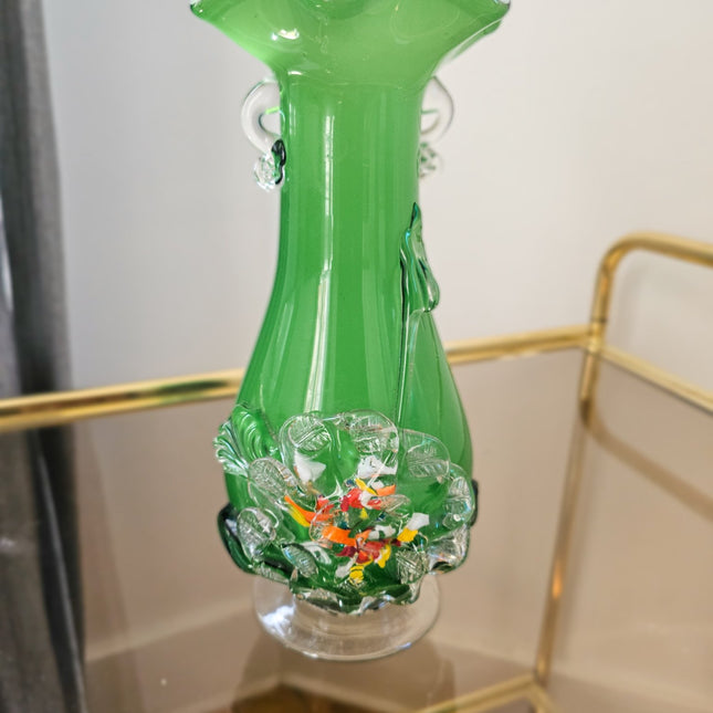 Groene vaas van geblazen glas met Murano-reliëfs