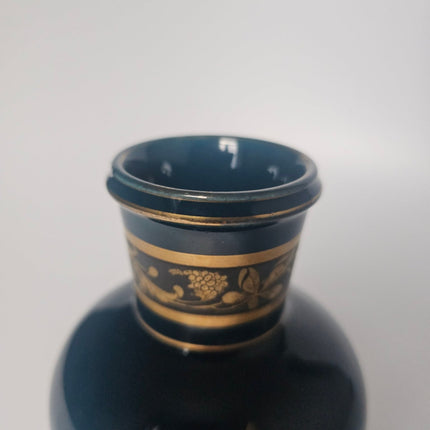 Petit vase bleu et or en porcelaine avec élégants motifs floraux
