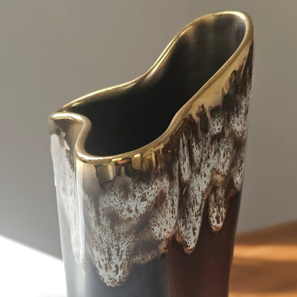 Vase with a gold rim