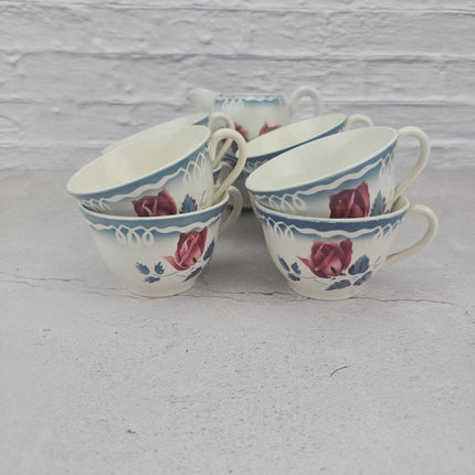Lot de 8 tasses et pot-à-lait faïence blanche de Digoin Sarreguemines