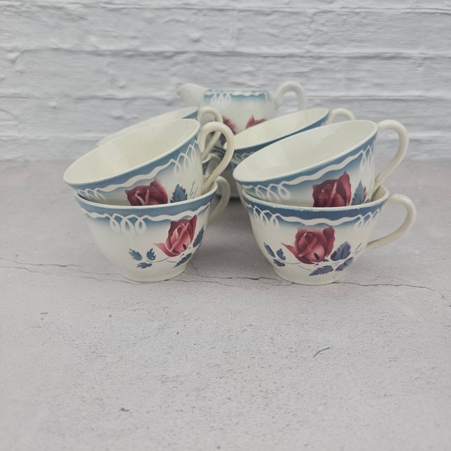 Lot de 8 tasses et pot-à-lait faïence blanche de Digoin Sarreguemines