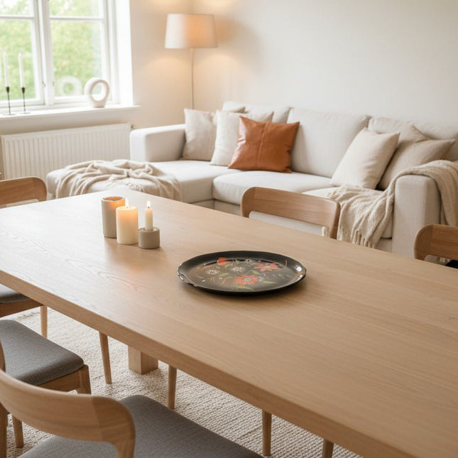 Plat en porcelaine désigné Valenti pour Longwy noir et à motifs fleuris