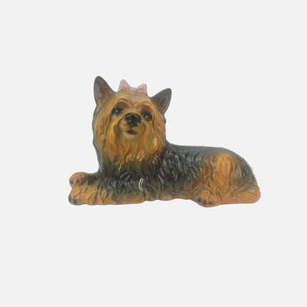 Chien Yorkshire allongé en céramique signé Made In Italy