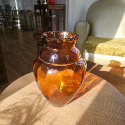 Vase vintage Art Déco en verre ambré à col ondulé - Hauteur 25 cm