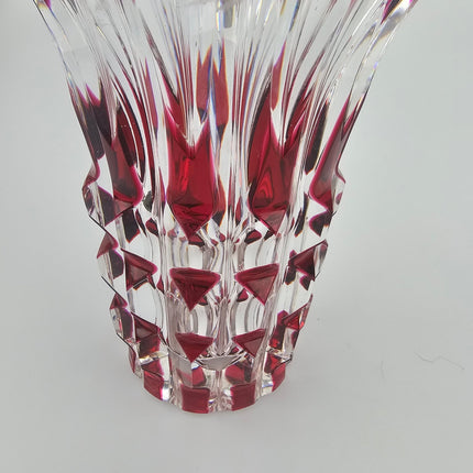 Vase en cristal taillé rouge de Val St Lambert modèle Teniers