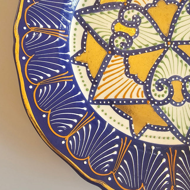 Assiette déco en faïence émaillée HB Quimper motifs ethniques 