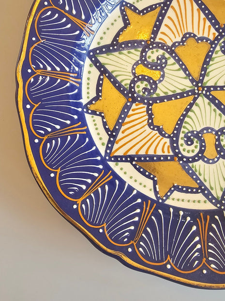 Assiette déco en faïence émaillée HB Quimper motifs ethniques 