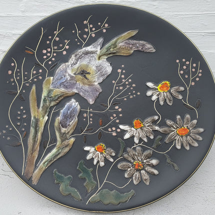 Assiette de décoration noire Ruscha Art Pottery Allemagne motif floral à la main