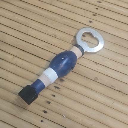 Décapsuleur vintage joueur de baby-foot bleu et blanc