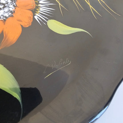 Plat en porcelaine désigné Valenti pour Longwy noir et à motifs fleuris