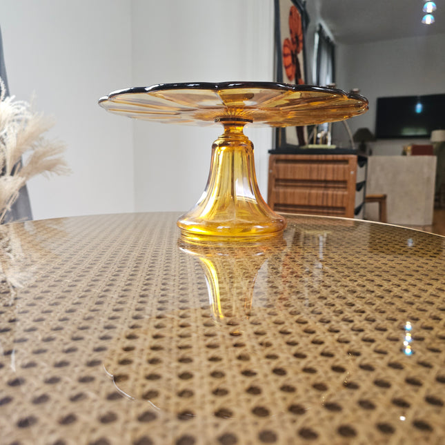 amberkleurige glazen taartstandaard