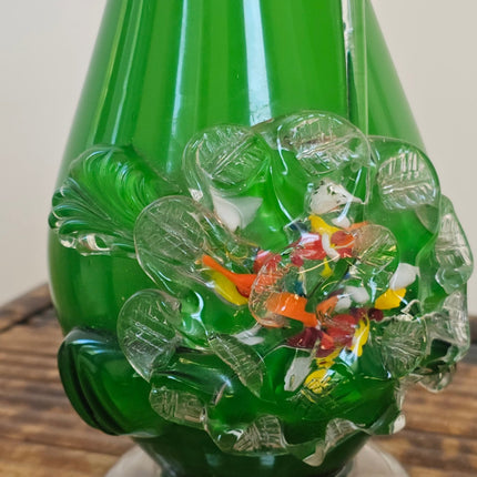 Groene vaas van geblazen glas met Murano-reliëfs