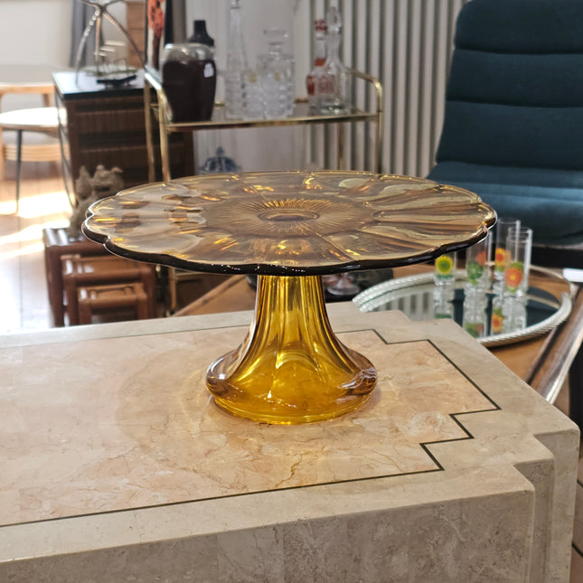 amberkleurige glazen taartstandaard