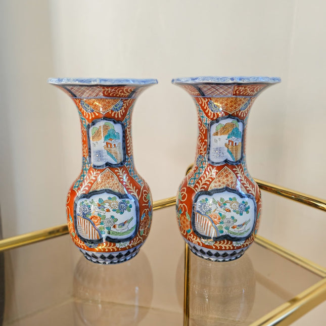 Paar vazen ​​met oranje en blauwe Aziatische decoratie, P. Regout A1836 Maastricht