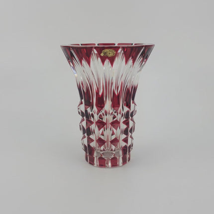 Vase en cristal taillé rouge de Val St Lambert modèle Teniers