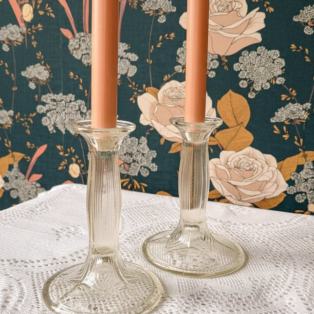 Duo de bougeoirs en verre taillé transparent aux lignes verticales