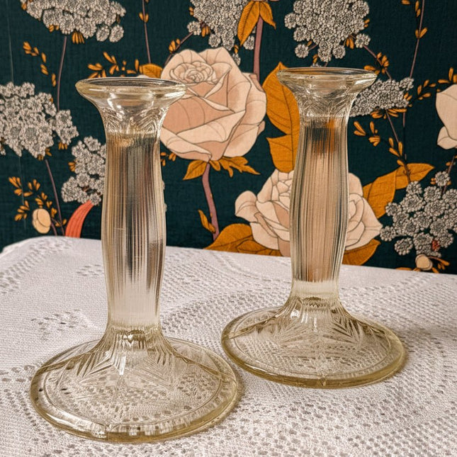Duo de bougeoirs en verre taillé transparent aux lignes verticales