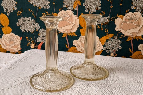 Duo de bougeoirs en verre taillé transparent aux lignes verticales