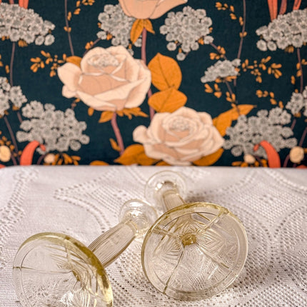 Duo de bougeoirs en verre taillé transparent aux lignes verticales