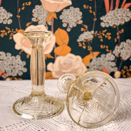 Duo de bougeoirs en verre taillé transparent aux lignes verticales