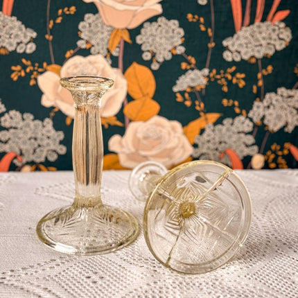 Duo de bougeoirs en verre taillé transparent aux lignes verticales
